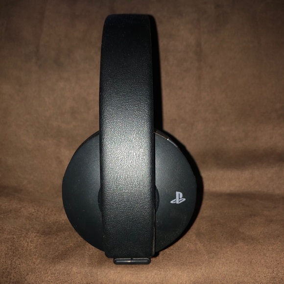 Gold Wireless Headset - Picture 2 of 4